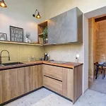 Exclusive 2br Townhouse With Garden *