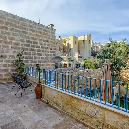 Exclusive 2br Townhouse With Garden *