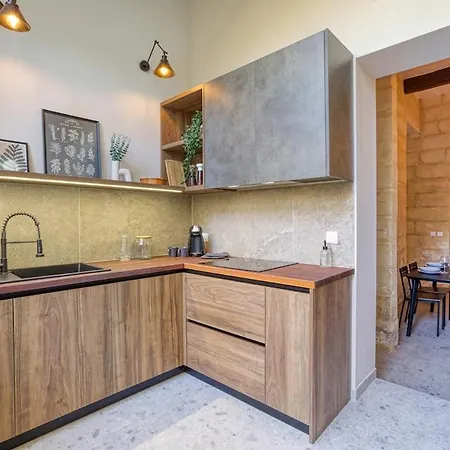 Exclusive 2br Townhouse With Garden *