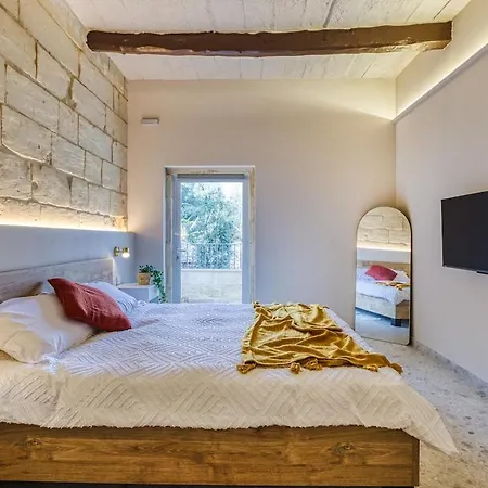 Exclusive 2br Townhouse With Garden