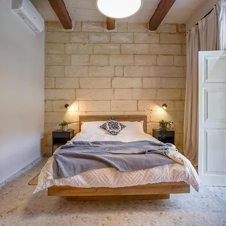 Exclusive 2br Townhouse With Garden