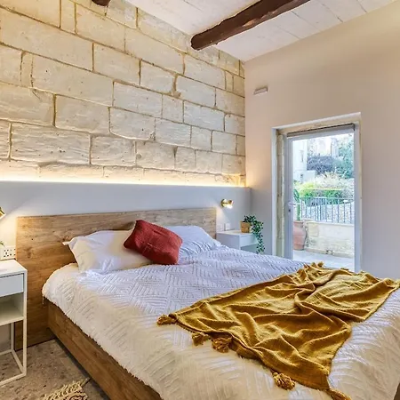 Exclusive 2br Townhouse With Garden Nyaraló Sliema