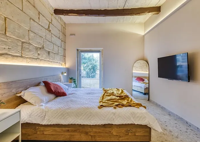 Exclusive 2br Townhouse With Garden