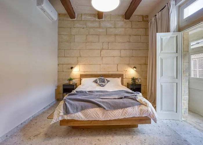 Exclusive 2br Townhouse With Garden