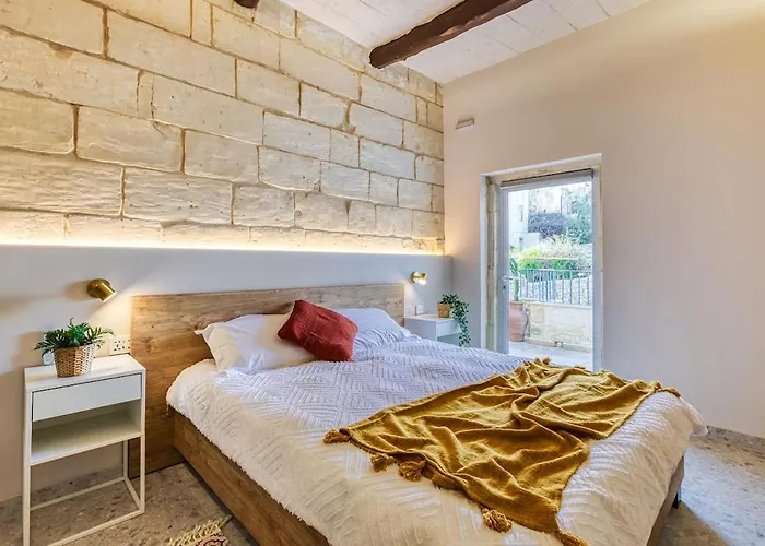 Exclusive 2br Townhouse With Garden Vakantiehuis Sliema